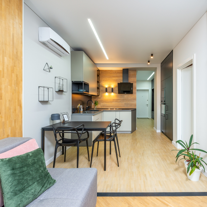 Multi Split Klimaanlage in moderner Küche mit kleiner Essecke und weißem Wandgerät