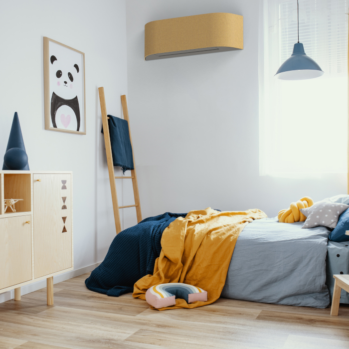 Multi Split Klimaanlage - Golden verschlates Wandgerät in hellem Kinderzimmer mit kuscheligem Bett und Bild von einem Panda an der Wand