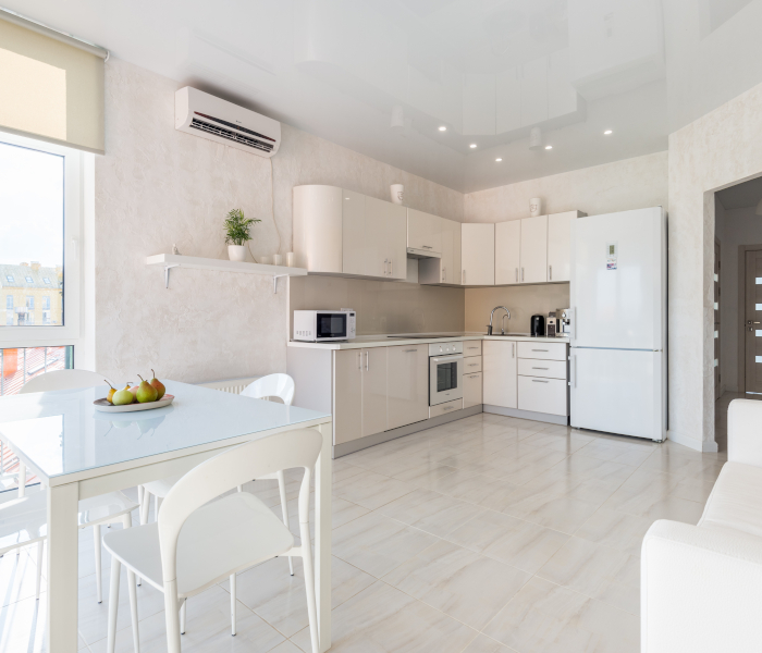 Single Split Klimaanlage - Wandgerät in weißer Küche mit Esstisch