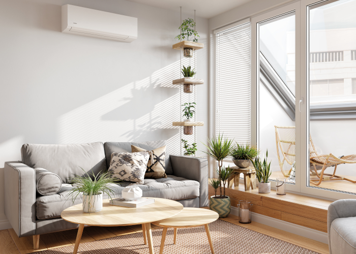 Multi Split Klimaanlage - Wandgerät in hellem Wohnzimmer mit Balkontüre und vielen Pflanzen