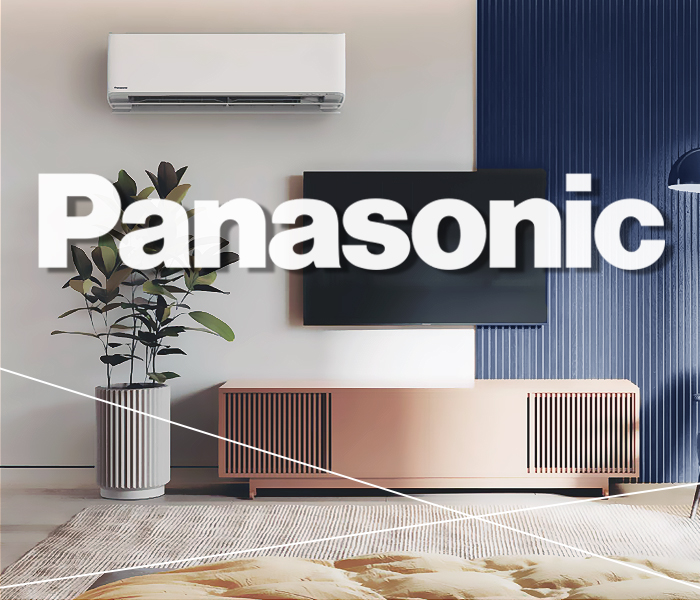 Panasonic Klimaanlage oberhalb von Kommode und Fernseher mit Logo Schriftzug