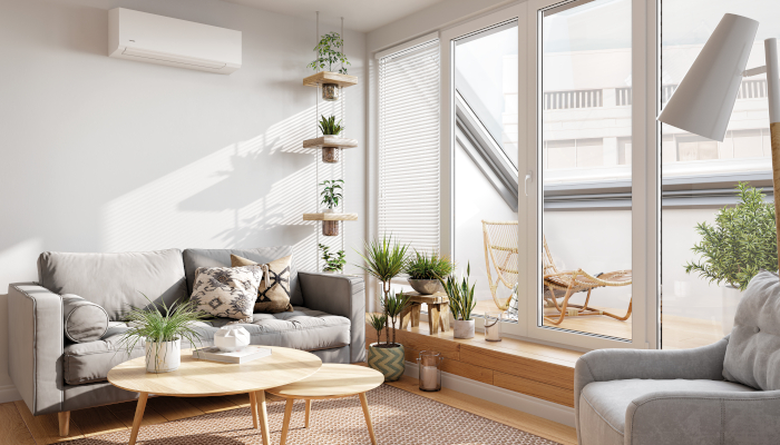 Toshiba Klimaanlage - Wandgerät in hellem Wohnzimmer mit vielen Pflanzen und großen Fenstern