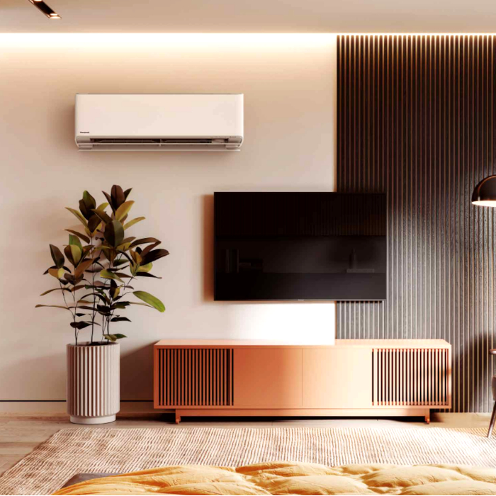 Abkühlung KLimaanlagen - Panasonic Klimaanlage oberhalb von Fernseher in Wohnzimmer